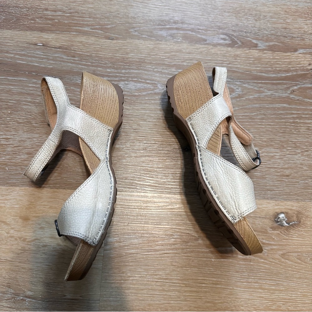 Dansko Sandal Womens 39 Beige Tricia Milled Leather Ankle Strap Open Toe Wedge - Picture 8 of 10